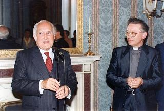 Il Presidente della Repubblica Oscar Luigi Scalfaro  con Don Carlo Grassini, e una delegazione di parrocchiani di Gozzano (Novara)