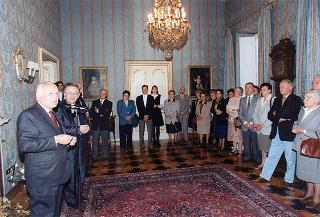 Il Presidente della Repubblica Oscar Luigi Scalfaro  con Don Carlo Grassini, e una delegazione di parrocchiani di Gozzano (Novara)