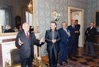 Il Presidente della Repubblica Oscar Luigi Scalfaro  con Don Carlo Grassini, e una delegazione di parrocchiani di Gozzano (Novara)
