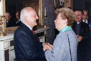 Il Presidente della Repubblica Oscar Luigi Scalfaro  con Don Carlo Grassini, e una delegazione di parrocchiani di Gozzano (Novara)