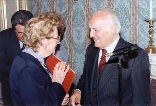 Il Presidente della Repubblica Oscar Luigi Scalfaro  con Don Carlo Grassini, e una delegazione di parrocchiani di Gozzano (Novara)