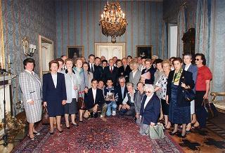 Il Presidente della Repubblica Oscar Luigi Scalfaro  con Don Carlo Grassini, e una delegazione di parrocchiani di Gozzano (Novara)