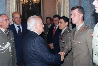 Il Presidente della Repubblica Oscar Luigi Scalfaro riceve la visita della delegazione di allievi ufficiali di complemento della Scuola di fanteria, in servizio di guardia d'onore al Palazzo del Quirinale