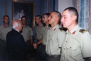 Il Presidente della Repubblica Oscar Luigi Scalfaro riceve la visita della delegazione di allievi ufficiali di complemento della Scuola di fanteria, in servizio di guardia d'onore al Palazzo del Quirinale