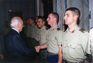 Il Presidente della Repubblica Oscar Luigi Scalfaro riceve la visita della delegazione di allievi ufficiali di complemento della Scuola di fanteria, in servizio di guardia d'onore al Palazzo del Quirinale