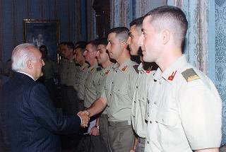 Il Presidente della Repubblica Oscar Luigi Scalfaro riceve la visita della delegazione di allievi ufficiali di complemento della Scuola di fanteria, in servizio di guardia d'onore al Palazzo del Quirinale