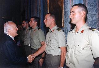 Il Presidente della Repubblica Oscar Luigi Scalfaro riceve la visita della delegazione di allievi ufficiali di complemento della Scuola di fanteria, in servizio di guardia d'onore al Palazzo del Quirinale