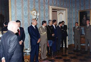 Il Presidente della Repubblica Oscar Luigi Scalfaro riceve la visita della delegazione di allievi ufficiali di complemento della Scuola di fanteria, in servizio di guardia d'onore al Palazzo del Quirinale