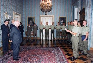 Il Presidente della Repubblica Oscar Luigi Scalfaro riceve la visita della delegazione di allievi ufficiali di complemento della Scuola di fanteria, in servizio di guardia d'onore al Palazzo del Quirinale