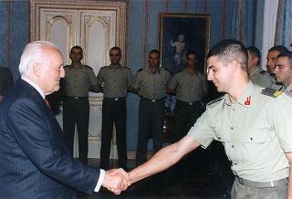Il Presidente della Repubblica Oscar Luigi Scalfaro riceve la visita della delegazione di allievi ufficiali di complemento della Scuola di fanteria, in servizio di guardia d'onore al Palazzo del Quirinale