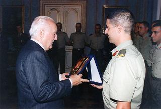 Il Presidente della Repubblica Oscar Luigi Scalfaro riceve la visita della delegazione di allievi ufficiali di complemento della Scuola di fanteria, in servizio di guardia d'onore al Palazzo del Quirinale