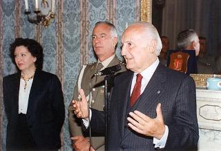 Il Presidente della Repubblica Oscar Luigi Scalfaro riceve la visita della delegazione di allievi ufficiali di complemento della Scuola di fanteria, in servizio di guardia d'onore al Palazzo del Quirinale