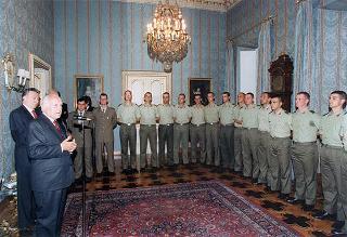 Il Presidente della Repubblica Oscar Luigi Scalfaro riceve la visita della delegazione di allievi ufficiali di complemento della Scuola di fanteria, in servizio di guardia d'onore al Palazzo del Quirinale