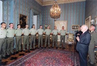 Il Presidente della Repubblica Oscar Luigi Scalfaro riceve la visita della delegazione di allievi ufficiali di complemento della Scuola di fanteria, in servizio di guardia d'onore al Palazzo del Quirinale