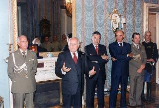 Il Presidente della Repubblica Oscar Luigi Scalfaro riceve la visita della delegazione di allievi ufficiali di complemento della Scuola di fanteria, in servizio di guardia d'onore al Palazzo del Quirinale