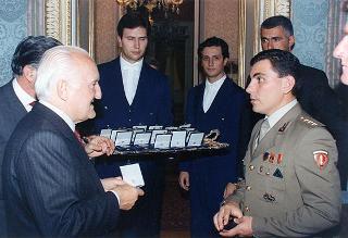 Il Presidente della Repubblica Oscar Luigi Scalfaro riceve la visita della delegazione di allievi ufficiali di complemento della Scuola di fanteria, in servizio di guardia d'onore al Palazzo del Quirinale