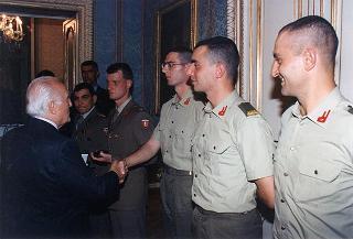Il Presidente della Repubblica Oscar Luigi Scalfaro riceve la visita della delegazione di allievi ufficiali di complemento della Scuola di fanteria, in servizio di guardia d'onore al Palazzo del Quirinale