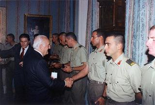 Il Presidente della Repubblica Oscar Luigi Scalfaro riceve la visita della delegazione di allievi ufficiali di complemento della Scuola di fanteria, in servizio di guardia d'onore al Palazzo del Quirinale
