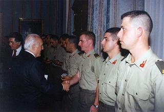 Il Presidente della Repubblica Oscar Luigi Scalfaro riceve la visita della delegazione di allievi ufficiali di complemento della Scuola di fanteria, in servizio di guardia d'onore al Palazzo del Quirinale