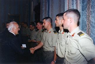 Il Presidente della Repubblica Oscar Luigi Scalfaro riceve la visita della delegazione di allievi ufficiali di complemento della Scuola di fanteria, in servizio di guardia d'onore al Palazzo del Quirinale