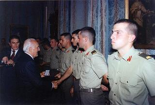 Il Presidente della Repubblica Oscar Luigi Scalfaro riceve la visita della delegazione di allievi ufficiali di complemento della Scuola di fanteria, in servizio di guardia d'onore al Palazzo del Quirinale