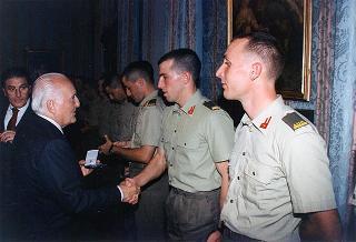 Il Presidente della Repubblica Oscar Luigi Scalfaro riceve la visita della delegazione di allievi ufficiali di complemento della Scuola di fanteria, in servizio di guardia d'onore al Palazzo del Quirinale