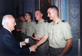 Il Presidente della Repubblica Oscar Luigi Scalfaro riceve la visita della delegazione di allievi ufficiali di complemento della Scuola di fanteria, in servizio di guardia d'onore al Palazzo del Quirinale