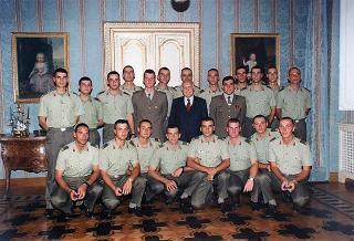 Il Presidente della Repubblica Oscar Luigi Scalfaro riceve la visita della delegazione di allievi ufficiali di complemento della Scuola di fanteria, in servizio di guardia d'onore al Palazzo del Quirinale