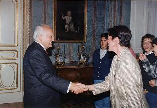 Il Presidente della Repubblica Oscar Luigi Scalfaro incontra Grazia Francescato, presidente dell'Associazione italiana per il World Wildlife Found, con i bambini italiani che parteciperanno alla "Prima Conferenza internazionale dei bambini"