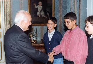 Il Presidente della Repubblica Oscar Luigi Scalfaro incontra Grazia Francescato, presidente dell'Associazione italiana per il World Wildlife Found, con i bambini italiani che parteciperanno alla "Prima Conferenza internazionale dei bambini"