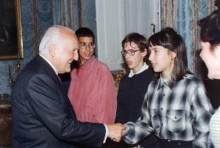 Il Presidente della Repubblica Oscar Luigi Scalfaro incontra Grazia Francescato, presidente dell'Associazione italiana per il World Wildlife Found, con i bambini italiani che parteciperanno alla "Prima Conferenza internazionale dei bambini"