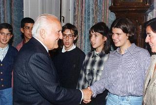 Il Presidente della Repubblica Oscar Luigi Scalfaro incontra Grazia Francescato, presidente dell'Associazione italiana per il World Wildlife Found, con i bambini italiani che parteciperanno alla "Prima Conferenza internazionale dei bambini"