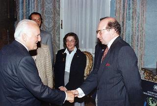 Il Presidente della Repubblica Oscar Luigi Scalfaro incontra Grazia Francescato, presidente dell'Associazione italiana per il World Wildlife Found, con i bambini italiani che parteciperanno alla "Prima Conferenza internazionale dei bambini"