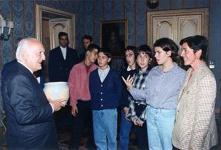 Il Presidente della Repubblica Oscar Luigi Scalfaro incontra Grazia Francescato, presidente dell'Associazione italiana per il World Wildlife Found, con i bambini italiani che parteciperanno alla "Prima Conferenza internazionale dei bambini"