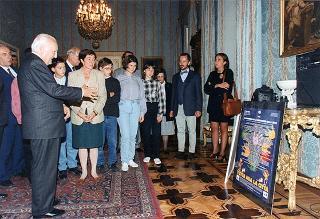 Il Presidente della Repubblica Oscar Luigi Scalfaro incontra Grazia Francescato, presidente dell'Associazione italiana per il World Wildlife Found, con i bambini italiani che parteciperanno alla "Prima Conferenza internazionale dei bambini"
