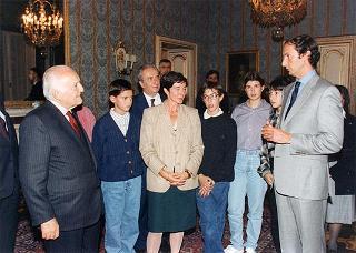 Il Presidente della Repubblica Oscar Luigi Scalfaro incontra Grazia Francescato, presidente dell'Associazione italiana per il World Wildlife Found, con i bambini italiani che parteciperanno alla "Prima Conferenza internazionale dei bambini"