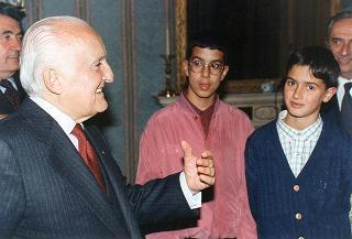 Il Presidente della Repubblica Oscar Luigi Scalfaro incontra Grazia Francescato, presidente dell'Associazione italiana per il World Wildlife Found, con i bambini italiani che parteciperanno alla "Prima Conferenza internazionale dei bambini"