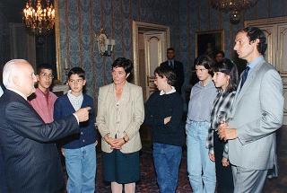 Il Presidente della Repubblica Oscar Luigi Scalfaro incontra Grazia Francescato, presidente dell'Associazione italiana per il World Wildlife Found, con i bambini italiani che parteciperanno alla "Prima Conferenza internazionale dei bambini"