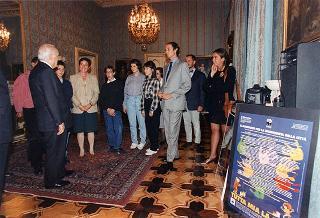 Il Presidente della Repubblica Oscar Luigi Scalfaro incontra Grazia Francescato, presidente dell'Associazione italiana per il World Wildlife Found, con i bambini italiani che parteciperanno alla "Prima Conferenza internazionale dei bambini"