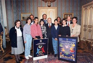 Il Presidente della Repubblica Oscar Luigi Scalfaro incontra Grazia Francescato, presidente dell'Associazione italiana per il World Wildlife Found, con i bambini italiani che parteciperanno alla "Prima Conferenza internazionale dei bambini"