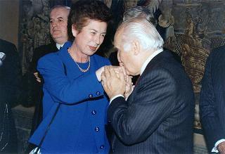 Il Presidente della Repubblica Oscar Luigi Scalfaro riceve in udienza l'on. avv. Rosa Russo Jervolino, con una delegazione del Centro anziani e dell'Oratorio di piazza Adriana (Roma), gestito dai fratelli di Nostra Signora della Misericordia