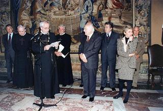 Il Presidente della Repubblica Oscar Luigi Scalfaro riceve in udienza l'on. avv. Rosa Russo Jervolino, con una delegazione del Centro anziani e dell'Oratorio di piazza Adriana (Roma), gestito dai fratelli di Nostra Signora della Misericordia