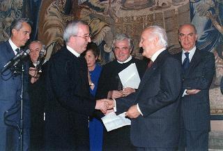 Il Presidente della Repubblica Oscar Luigi Scalfaro riceve in udienza l'on. avv. Rosa Russo Jervolino, con una delegazione del Centro anziani e dell'Oratorio di piazza Adriana (Roma), gestito dai fratelli di Nostra Signora della Misericordia