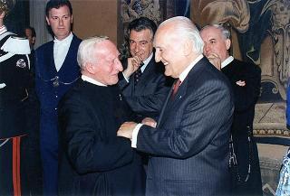 Il Presidente della Repubblica Oscar Luigi Scalfaro riceve in udienza l'on. avv. Rosa Russo Jervolino, con una delegazione del Centro anziani e dell'Oratorio di piazza Adriana (Roma), gestito dai fratelli di Nostra Signora della Misericordia