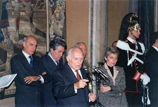 Il Presidente della Repubblica Oscar Luigi Scalfaro riceve in udienza l'on. avv. Rosa Russo Jervolino, con una delegazione del Centro anziani e dell'Oratorio di piazza Adriana (Roma), gestito dai fratelli di Nostra Signora della Misericordia