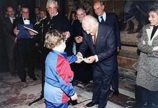 Il Presidente della Repubblica Oscar Luigi Scalfaro riceve in udienza l'on. avv. Rosa Russo Jervolino, con una delegazione del Centro anziani e dell'Oratorio di piazza Adriana (Roma), gestito dai fratelli di Nostra Signora della Misericordia