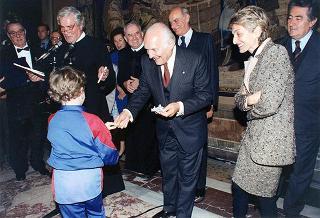 Il Presidente della Repubblica Oscar Luigi Scalfaro riceve in udienza l'on. avv. Rosa Russo Jervolino, con una delegazione del Centro anziani e dell'Oratorio di piazza Adriana (Roma), gestito dai fratelli di Nostra Signora della Misericordia