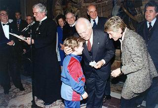 Il Presidente della Repubblica Oscar Luigi Scalfaro riceve in udienza l'on. avv. Rosa Russo Jervolino, con una delegazione del Centro anziani e dell'Oratorio di piazza Adriana (Roma), gestito dai fratelli di Nostra Signora della Misericordia