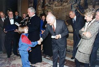 Il Presidente della Repubblica Oscar Luigi Scalfaro riceve in udienza l'on. avv. Rosa Russo Jervolino, con una delegazione del Centro anziani e dell'Oratorio di piazza Adriana (Roma), gestito dai fratelli di Nostra Signora della Misericordia