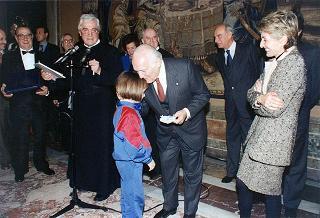 Il Presidente della Repubblica Oscar Luigi Scalfaro riceve in udienza l'on. avv. Rosa Russo Jervolino, con una delegazione del Centro anziani e dell'Oratorio di piazza Adriana (Roma), gestito dai fratelli di Nostra Signora della Misericordia